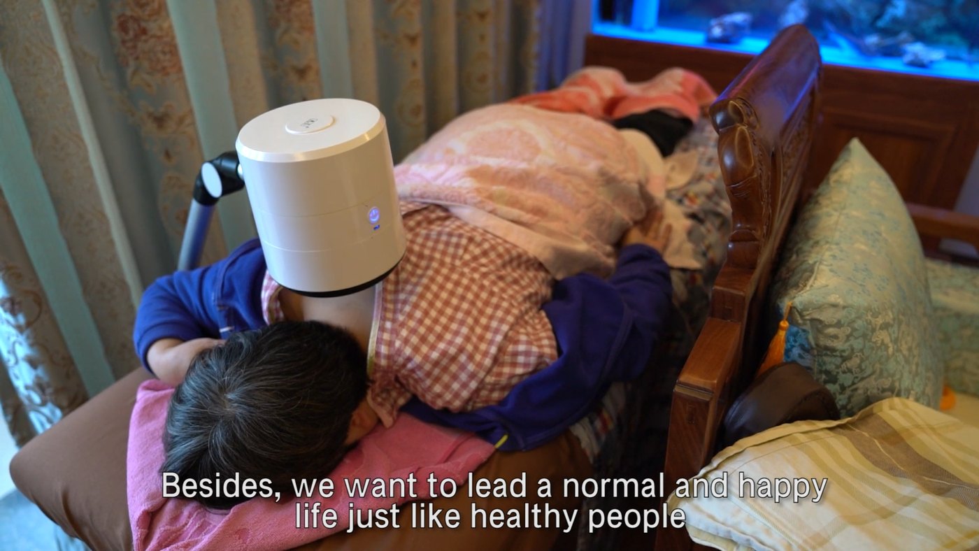 《NORMAL》剧照：卧床理疗